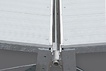 Heavy duty hinge on truss floating dock